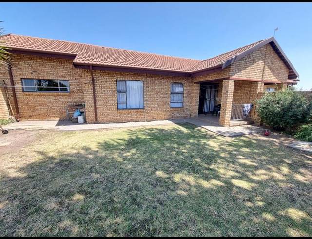 2 BEDROOM TOWNHOUSE FOR SALE IN RIVERSDALE